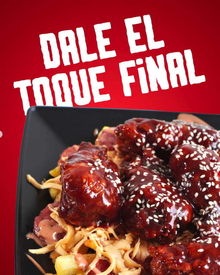 Alitas BBQ con papas y toppings